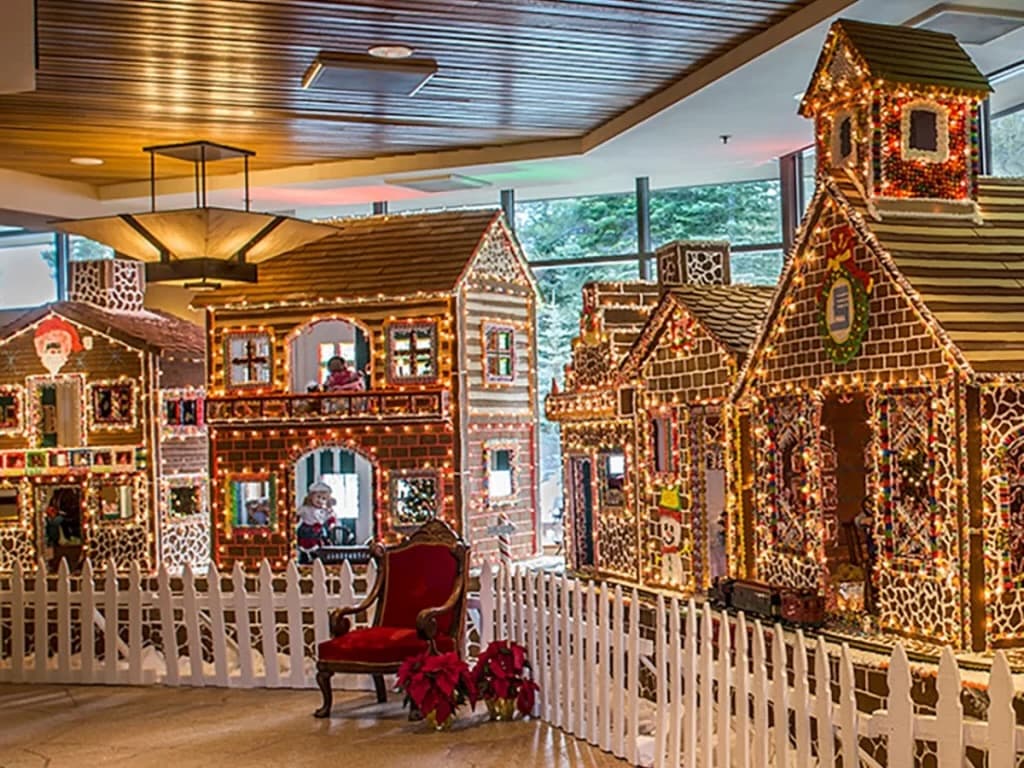 Everline Enchanted Christmas gingerbread house